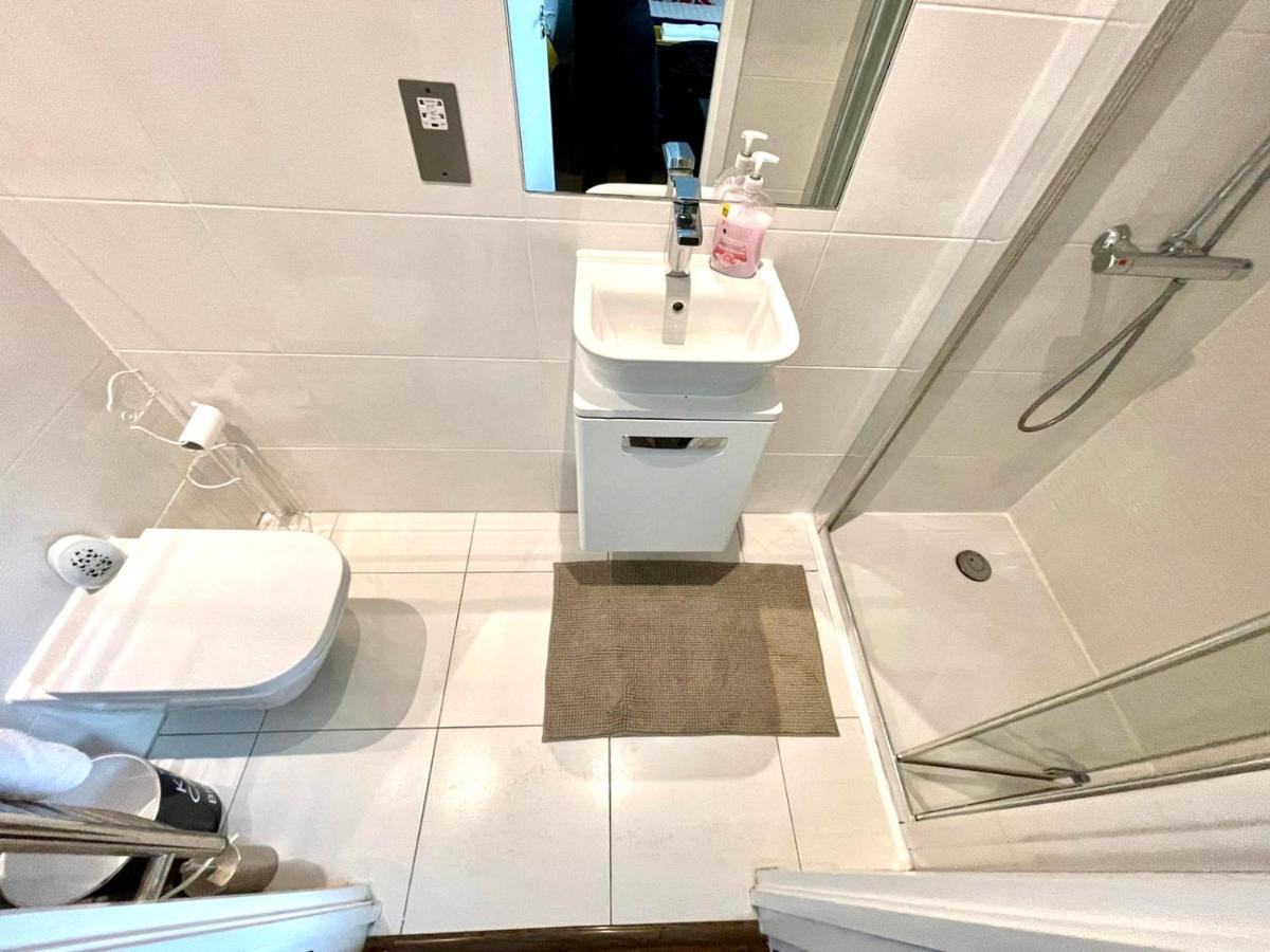 London Stratford Luxury House, 5 Minutes Walk Station, Westfield, 3 Bedrooms 3 Bathrooms, Reception, Garden, Parking 外观 照片