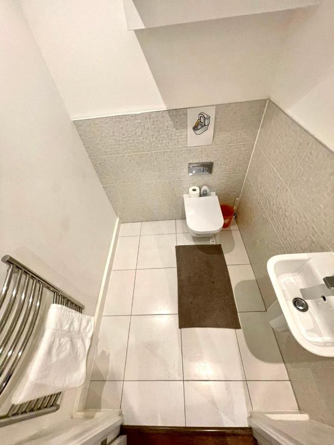 London Stratford Luxury House, 5 Minutes Walk Station, Westfield, 3 Bedrooms 3 Bathrooms, Reception, Garden, Parking 外观 照片