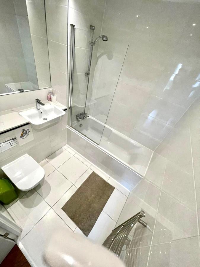 London Stratford Luxury House, 5 Minutes Walk Station, Westfield, 3 Bedrooms 3 Bathrooms, Reception, Garden, Parking 外观 照片