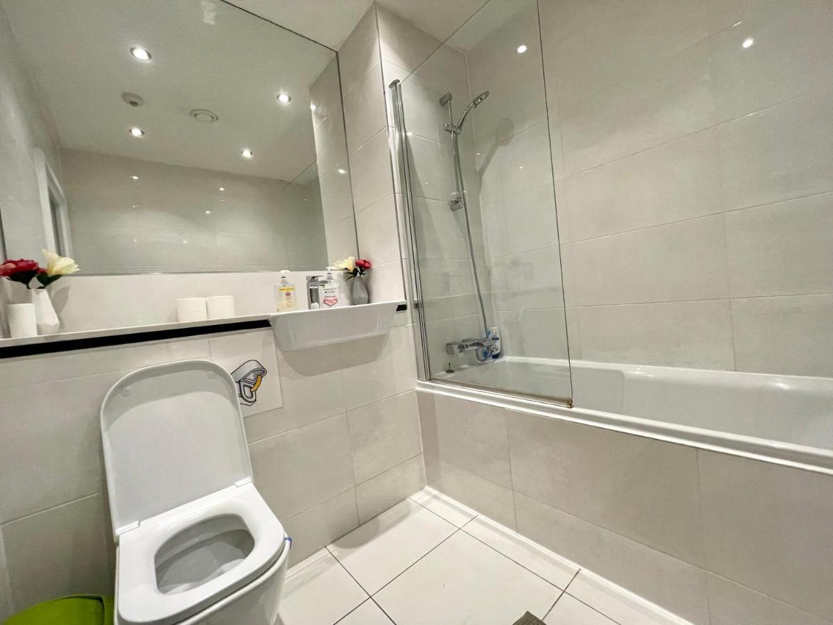 London Stratford Luxury House, 5 Minutes Walk Station, Westfield, 3 Bedrooms 3 Bathrooms, Reception, Garden, Parking 外观 照片