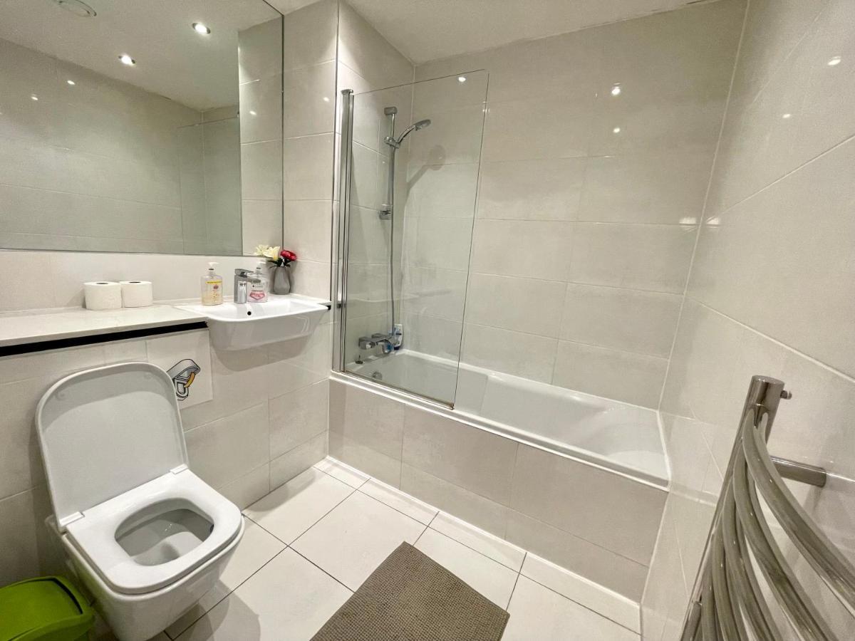 London Stratford Luxury House, 5 Minutes Walk Station, Westfield, 3 Bedrooms 3 Bathrooms, Reception, Garden, Parking 外观 照片