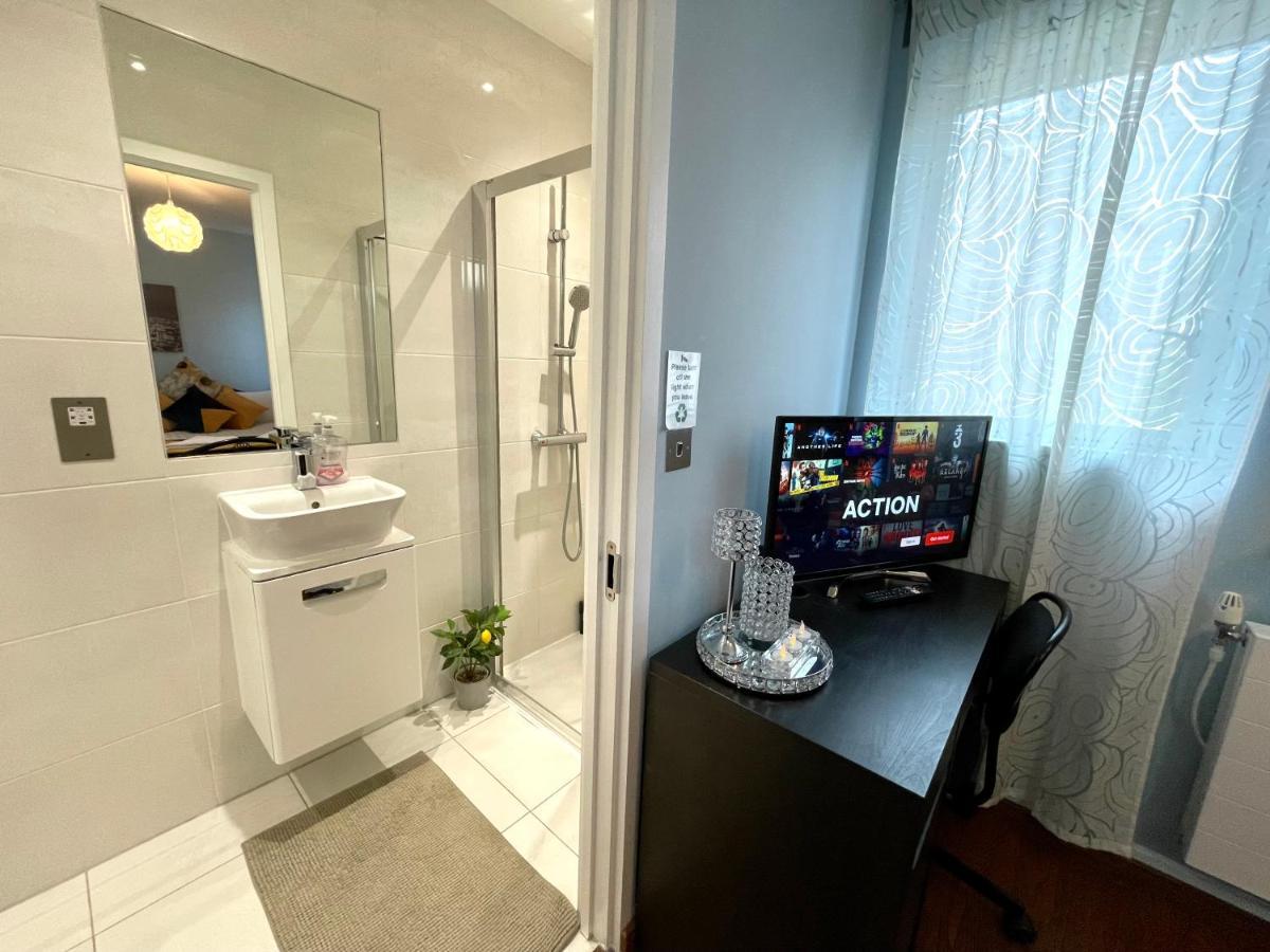 London Stratford Luxury House, 5 Minutes Walk Station, Westfield, 3 Bedrooms 3 Bathrooms, Reception, Garden, Parking 外观 照片